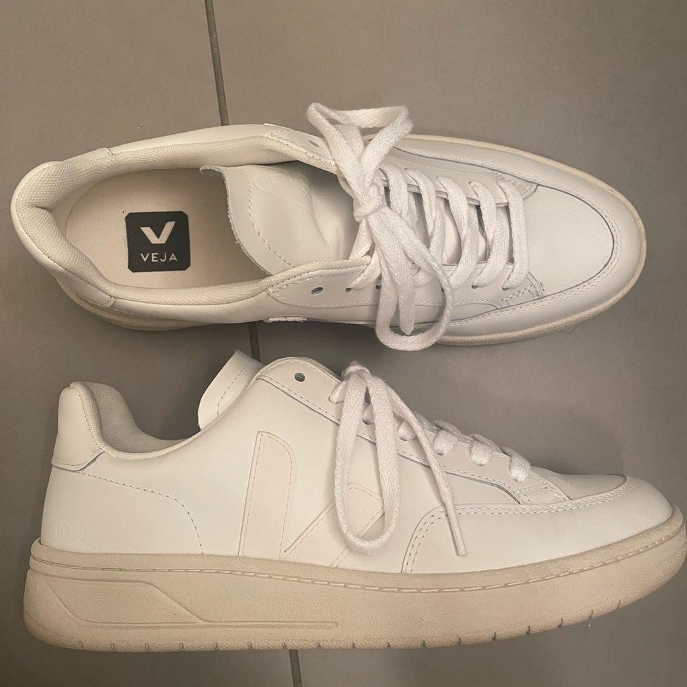 veja v12 white sneaker size 8